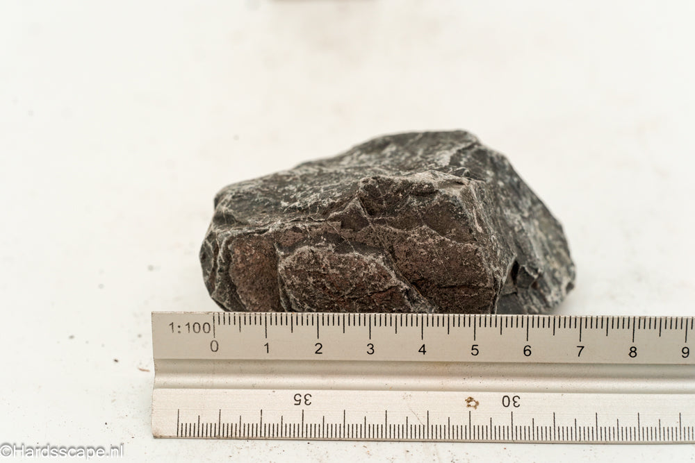 Kleine Dark Hell Stone S114 van Hardscape.nl, donkere natuursteen met ruwe textuur voor tuin- en bestratingsprojecten
