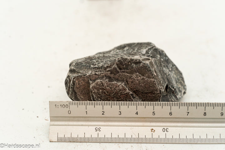 Kleine Dark Hell Stone S114 van Hardscape.nl, donkere natuursteen met ruwe textuur voor tuin- en bestratingsprojecten