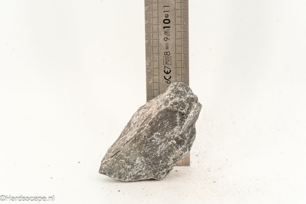 Kleine Dark Hell Stone S116 van Hardscape.nl met donkere, robuuste steenstructuur voor tuin- en opritdecoratie