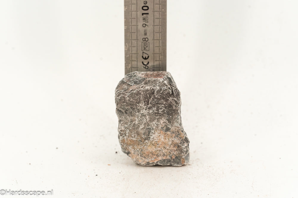 Donkere kleine Dark Hell Stone S117 van Hardscape.nl, rustieke steen met textuur voor tuin- en landschapsprojecten