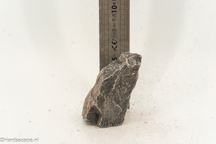Kleine Dark Hell Stone S118 van Hardscape.nl, donkergrijze natuurstenen steen met ruwe textuur voor tuin- en tuinontwerp