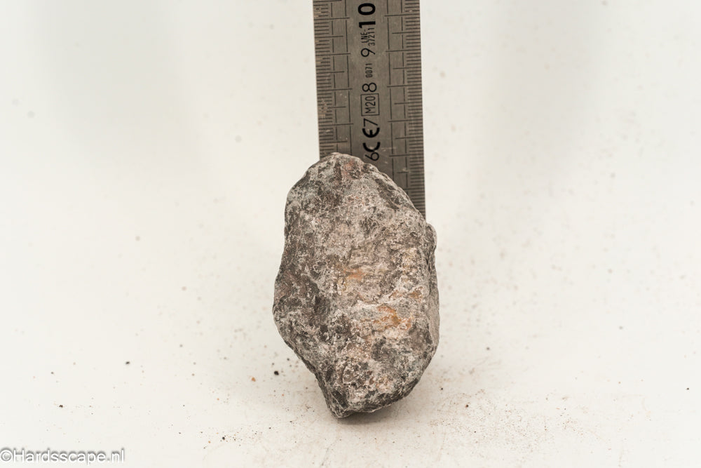 Kleine Dark Hell Stone S124 van Hardscape.nl met donkere, rustieke steenstructuur, geschikt voor tuin- en opritdecoratie.