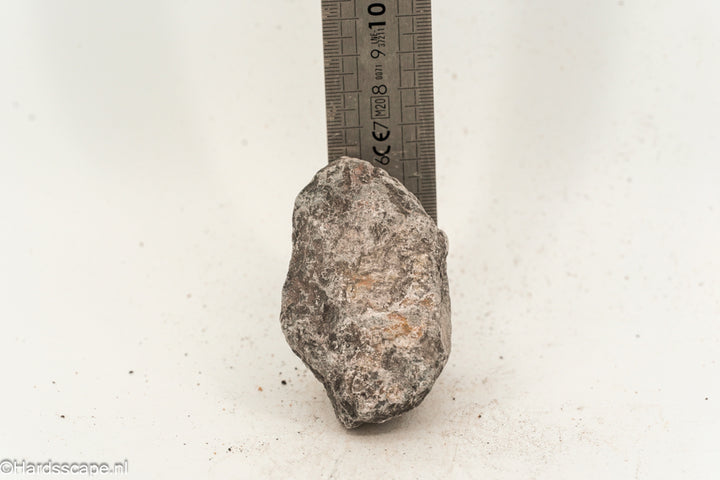 Kleine Dark Hell Stone S124 van Hardscape.nl met donkere, rustieke steenstructuur, geschikt voor tuin- en opritdecoratie.