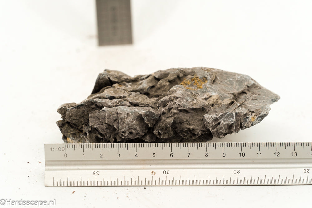 Kleine Dark Hell Stone S125 van Hardscape.nl, donkere steen met ruwe textuur, ideaal voor tuin- en opritdecoratie