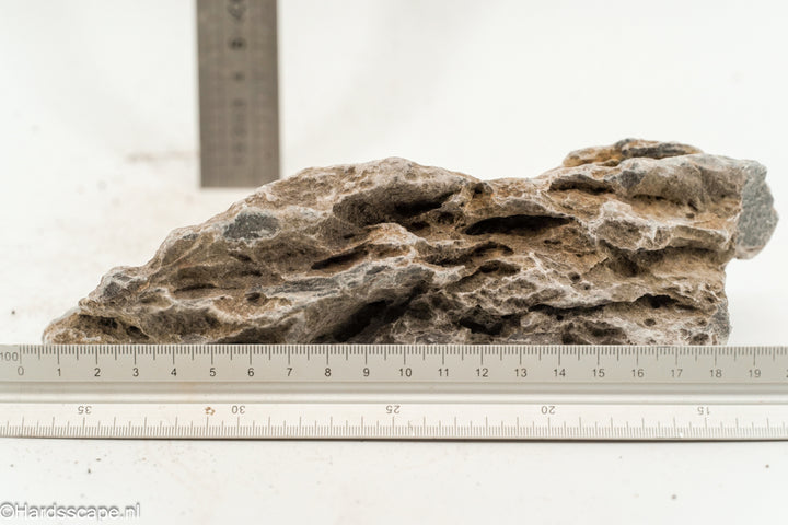 Kleine Seiryu-rots S265 van Hardscape.nl, natuurlijke decoratieve rots voor tuinen en aquascaping, zichtbaar met textuur en grijze tinten.
