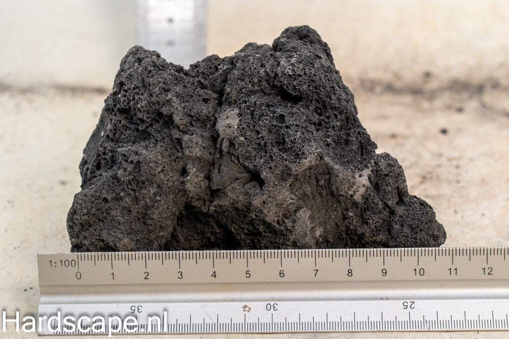 Black Lava Rock S473 - Hardscape.nl