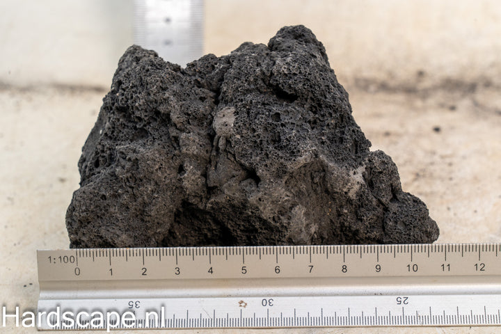 Black Lava Rock S473 - Hardscape.nl