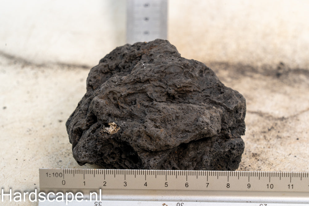 Black Lava Rock S477 - Hardscape.nl