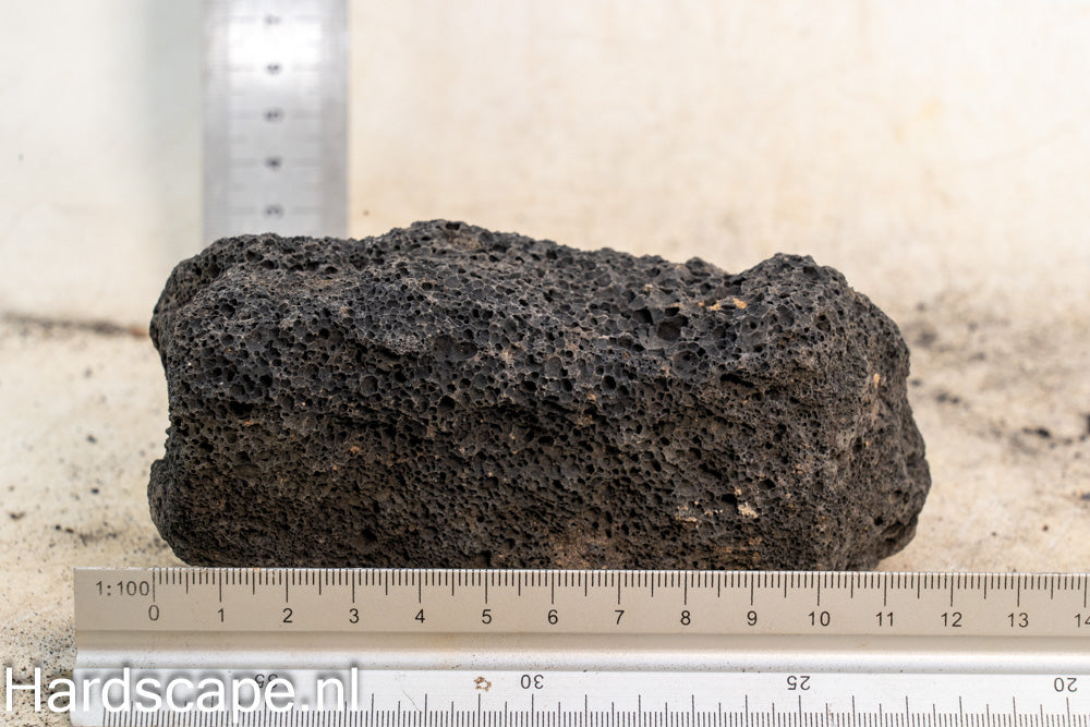 Black Lava Rock S482 - Hardscape.nl