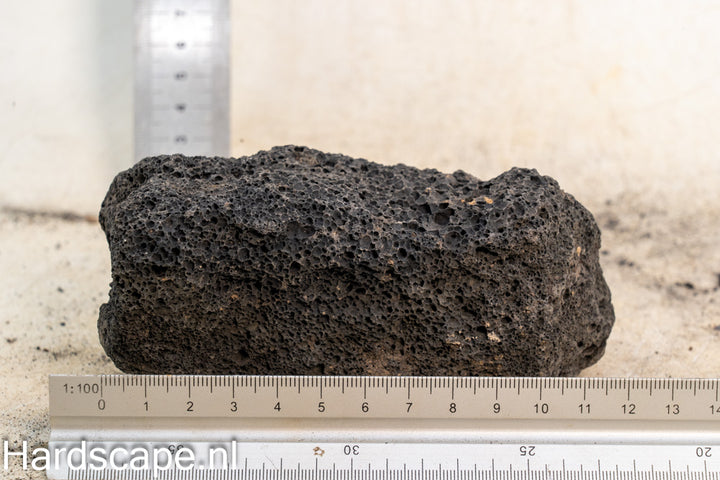 Black Lava Rock S482 - Hardscape.nl