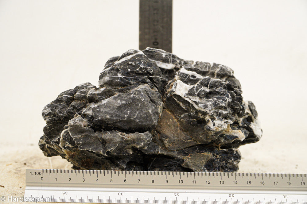 Dark Seiryu Rock L070 - Hardscape.nl