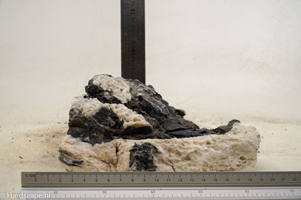 Dark Seiryu Rock L080 - Hardscape.nl