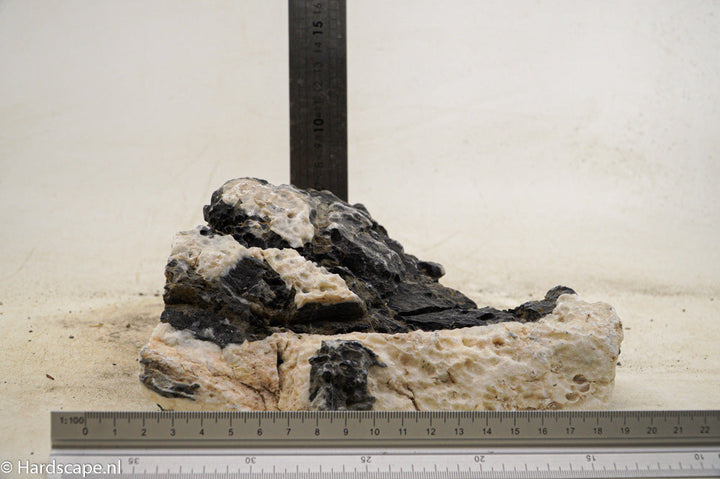 Dark Seiryu Rock L080 - Hardscape.nl