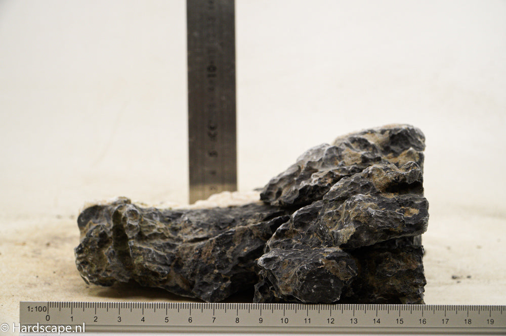 Dark Seiryu Rock L080 - Hardscape.nl