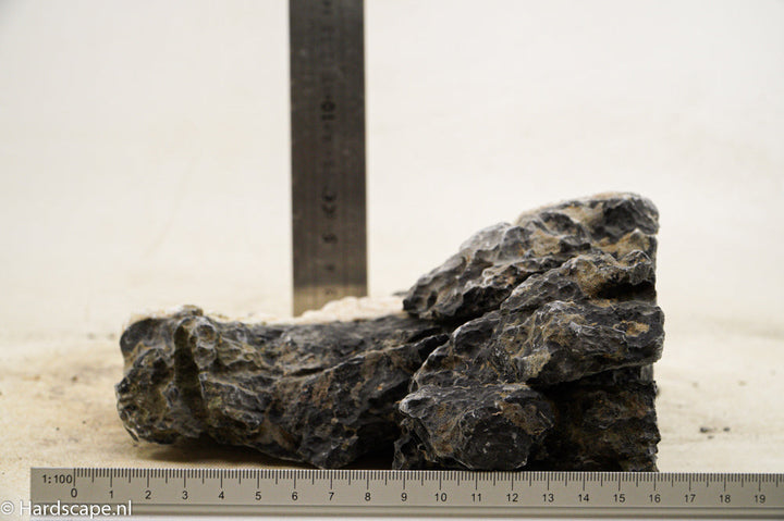 Dark Seiryu Rock L080 - Hardscape.nl