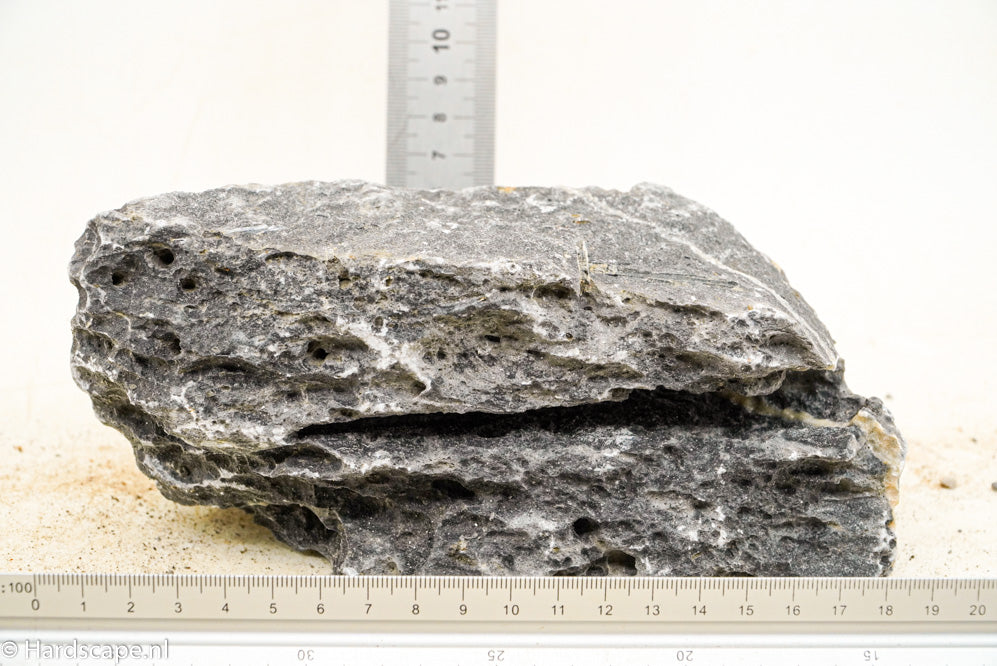 Dark Seiryu Rock L083 - Hardscape.nl
