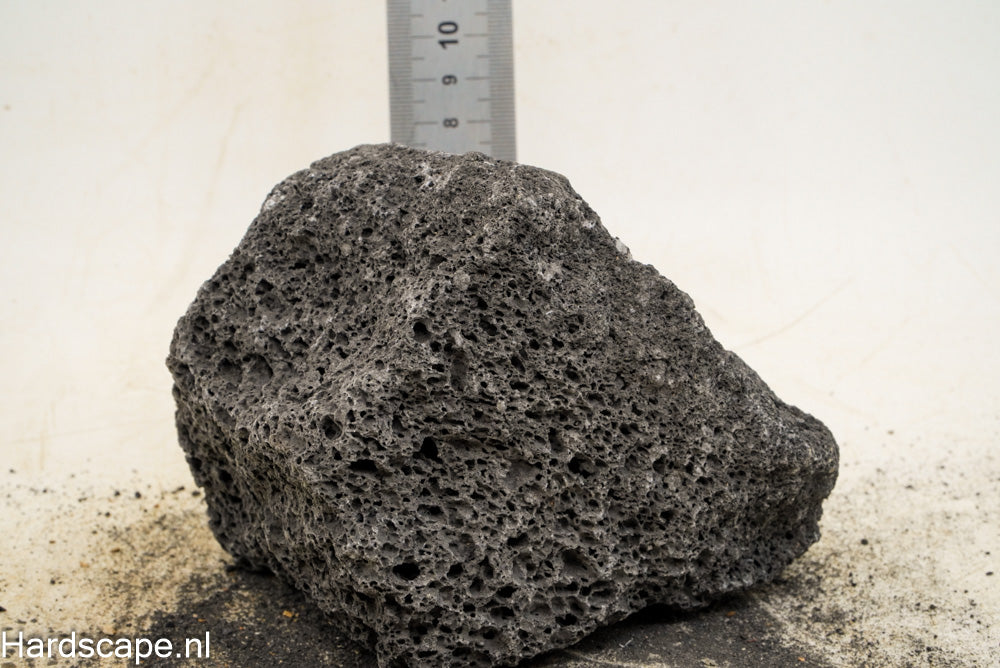 Black Lava Rock M135 - Hardscape.nl