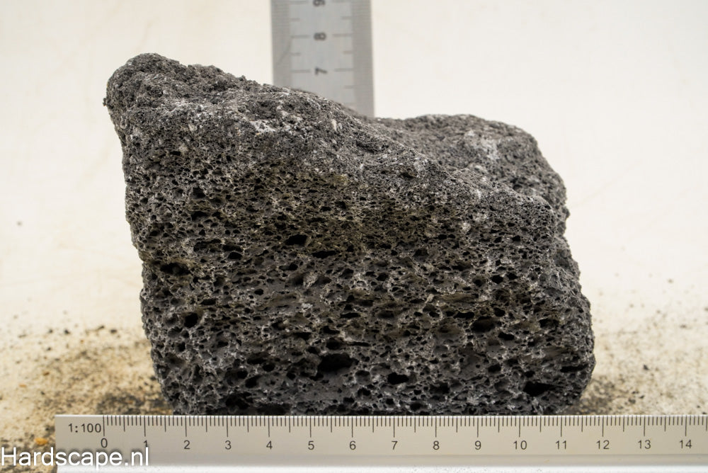 Black Lava Rock M135 - Hardscape.nl