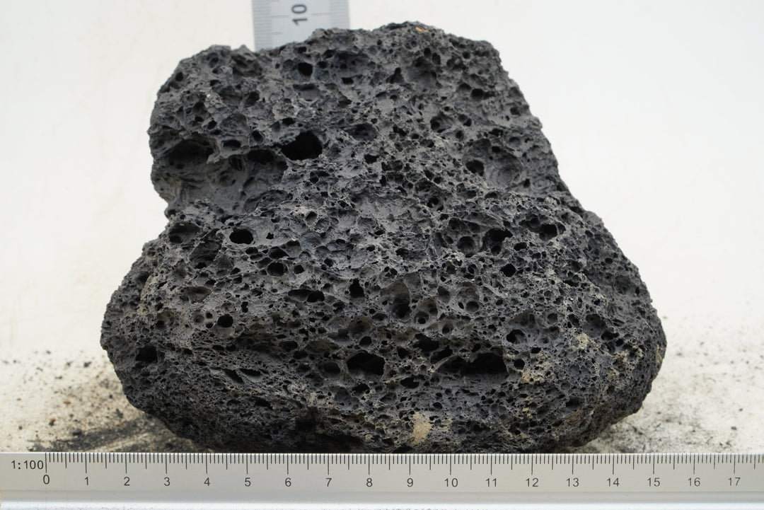 Black Lava Rock M139 - Hardscape.nl