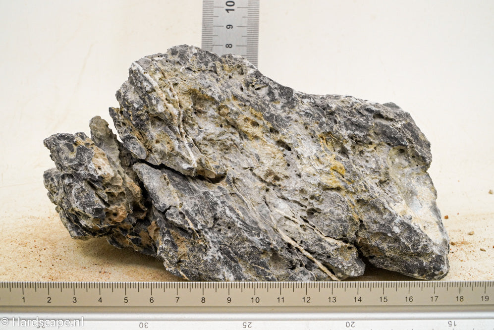 Dark Seiryu Rock M082 - Hardscape.nl