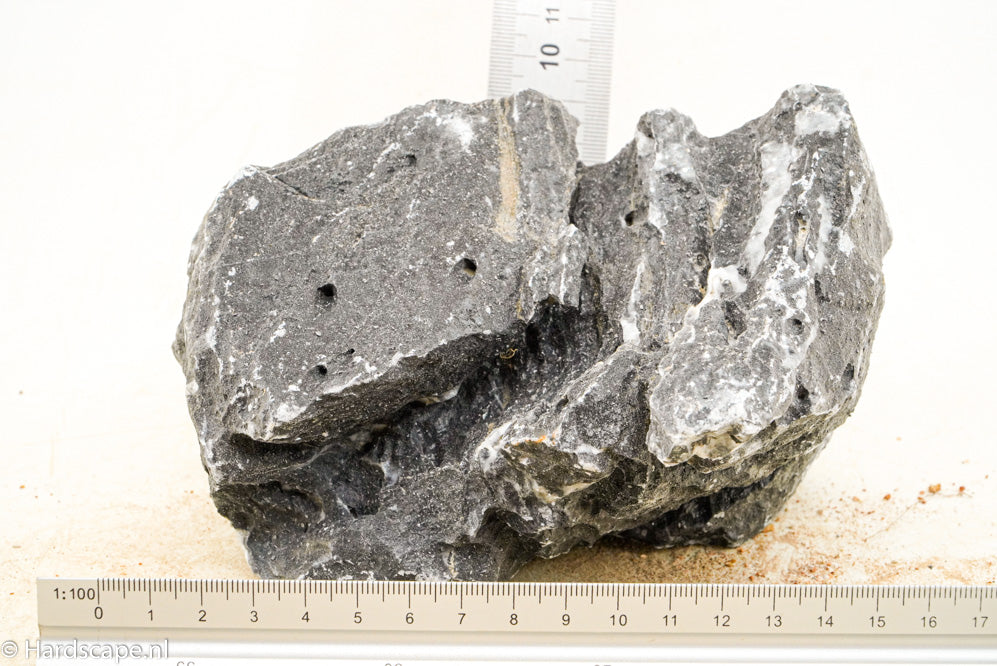 Dark Seiryu Rock M083 - Hardscape.nl