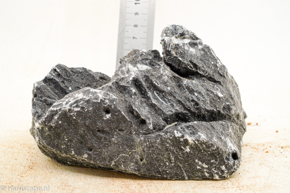 Dark Seiryu Rock M083 - Hardscape.nl