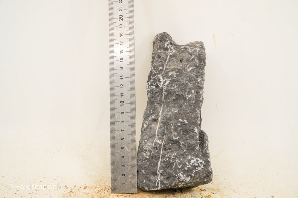 Dark Seiryu Rock M095 - Hardscape.nl